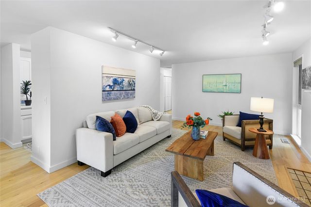 1090 Ihland Place NE, Bainbridge Island, WA 98110