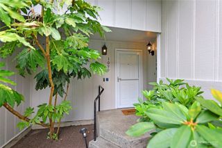 1090 Ihland Place NE, Bainbridge Island, WA 98110