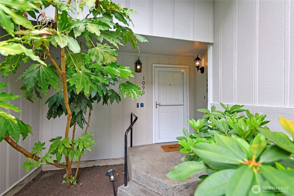 1090 Ihland Place NE, Bainbridge Island, WA 98110