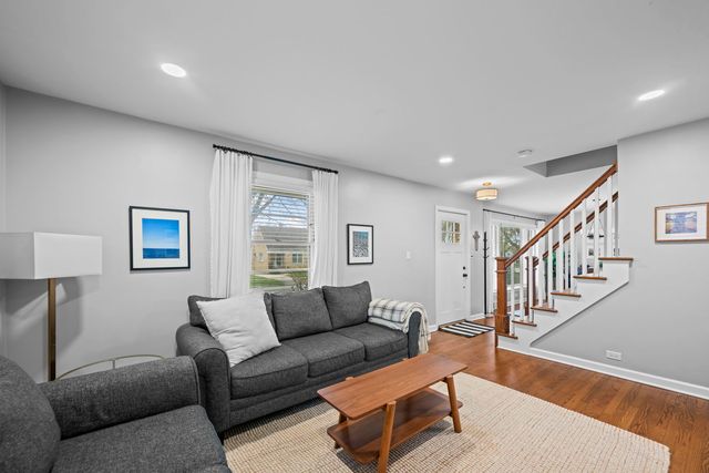 914 N Kennicott Avenue, Arlington Heights, IL 60004