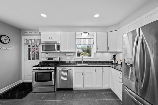 914 N Kennicott Avenue, Arlington Heights, IL 60004