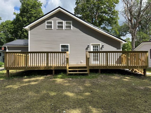 121 W 2ND Street, Waterford, PA 16441