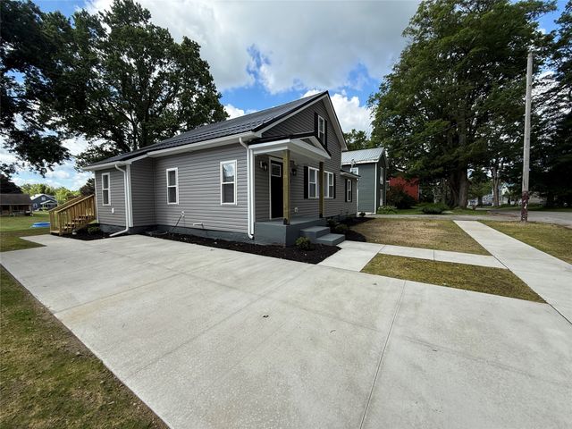 121 W 2ND Street, Waterford, PA 16441