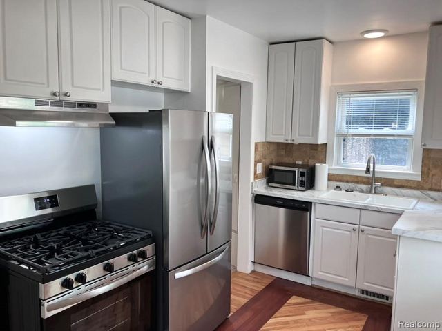 8072 Superior, Center Line, MI 48015