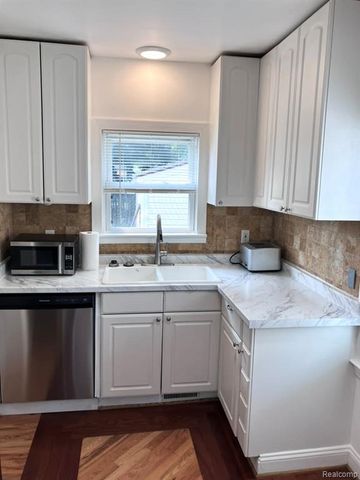 8072 Superior, Center Line, MI 48015