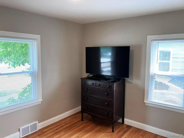 8072 Superior, Center Line, MI 48015