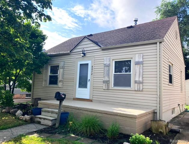 8072 Superior, Center Line, MI 48015