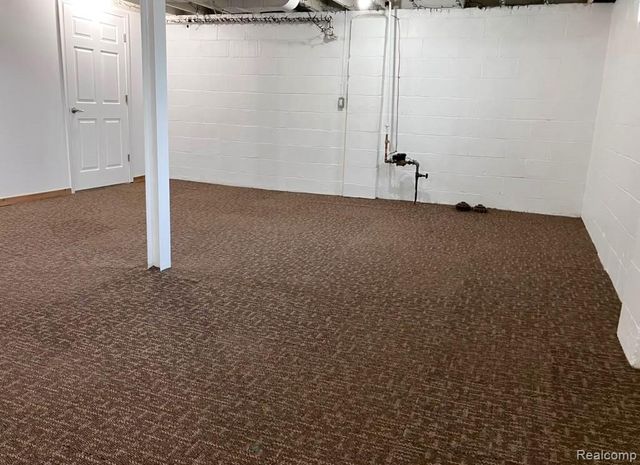 8072 Superior, Center Line, MI 48015