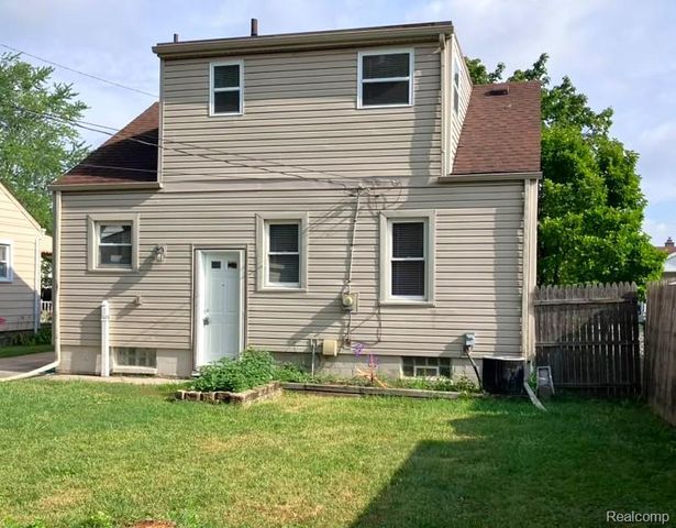 8072 Superior, Center Line, MI 48015