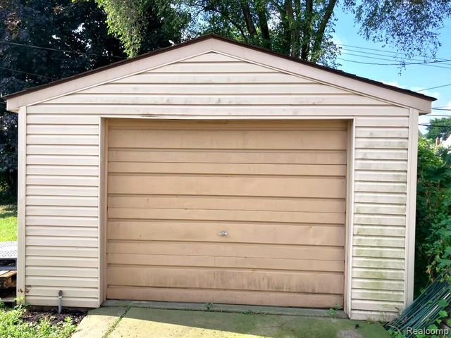 8072 Superior, Center Line, MI 48015