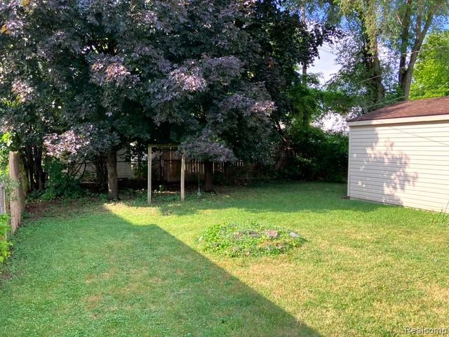 8072 Superior, Center Line, MI 48015