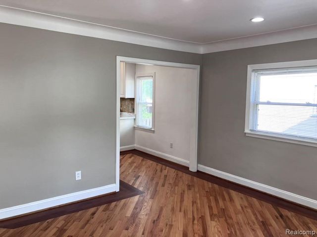 8072 Superior, Center Line, MI 48015