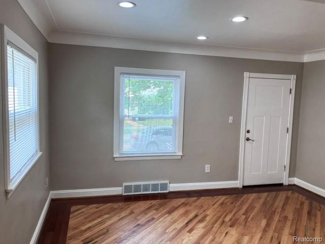 8072 Superior, Center Line, MI 48015