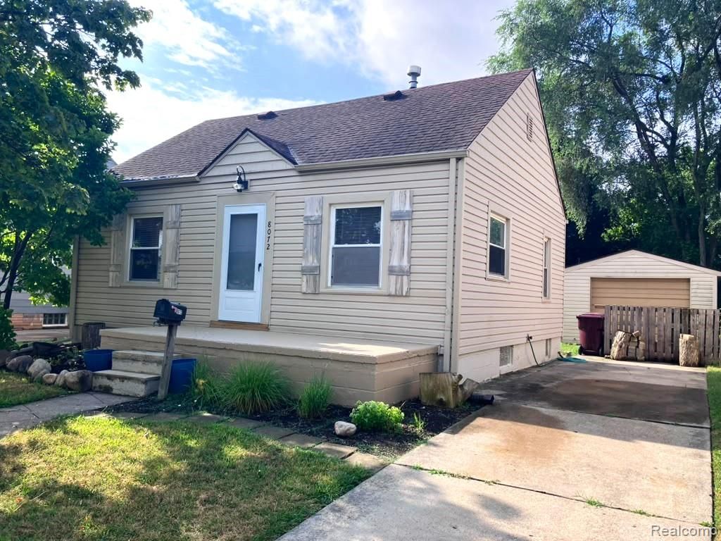 8072 Superior, Center Line, MI 48015