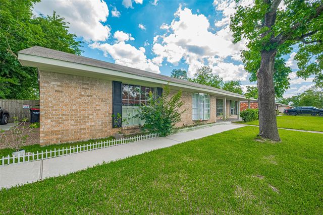 101 Wildrose Street, Baytown, TX 77520