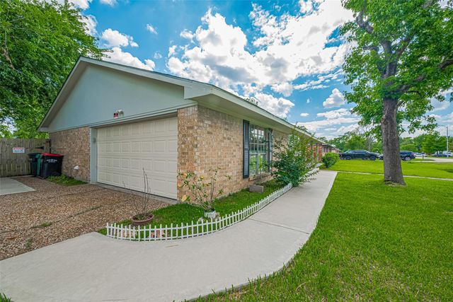 101 Wildrose Street, Baytown, TX 77520