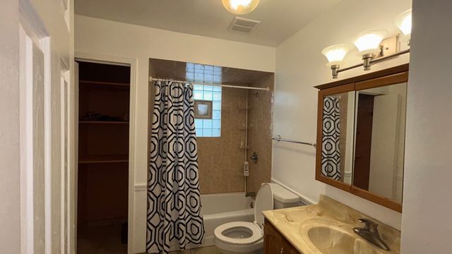 4136 N Bell Avenue, Chicago, IL 60618