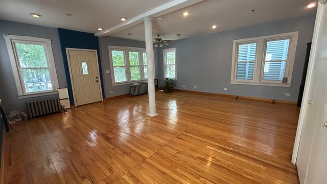 4136 N Bell Avenue, Chicago, IL 60618