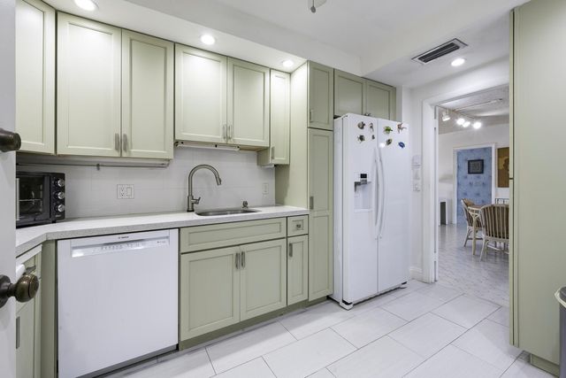 2295 S Ocean Boulevard 404, Palm Beach, FL 33480