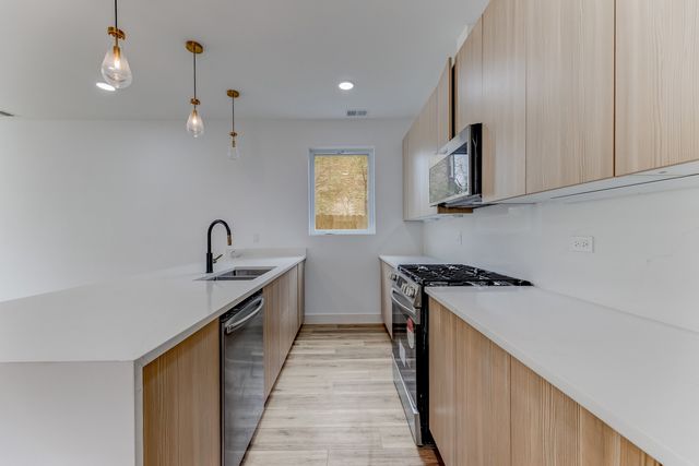 5921 S Calumet Avenue 1, Chicago, IL 60637