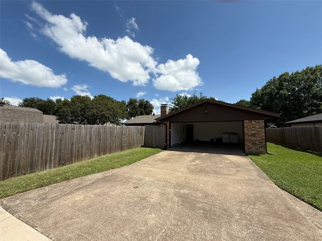 2117 Wellington Drive, Grand Prairie, TX 75051