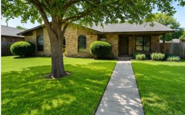 2117 Wellington Drive, Grand Prairie, TX 75051