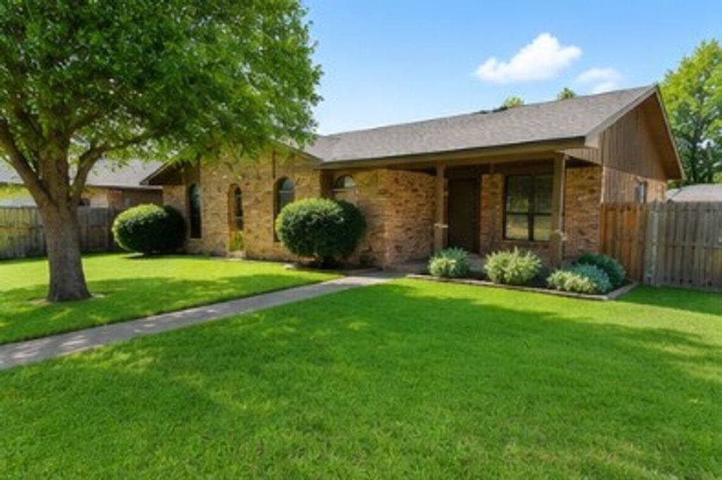 2117 Wellington Drive, Grand Prairie, TX 75051