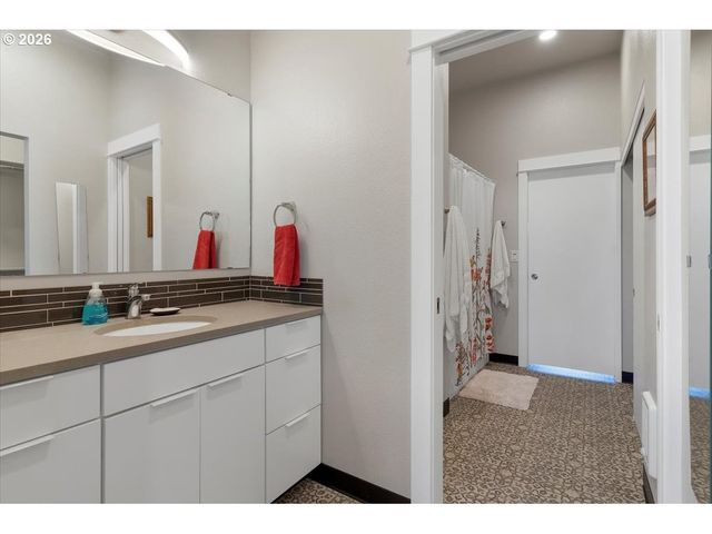 229 COMMERCIAL St Ne, Salem, OR 97301