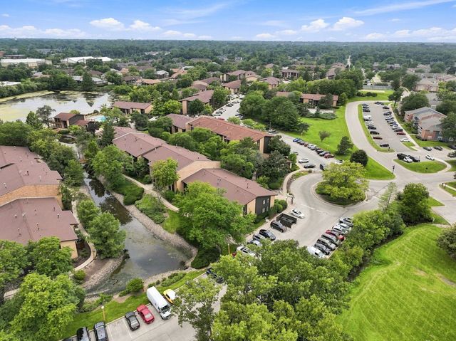 6109 Knoll Wood Road 102, Willowbrook, IL 60527