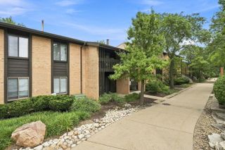 6109 Knoll Wood Road 102, Willowbrook, IL 60527