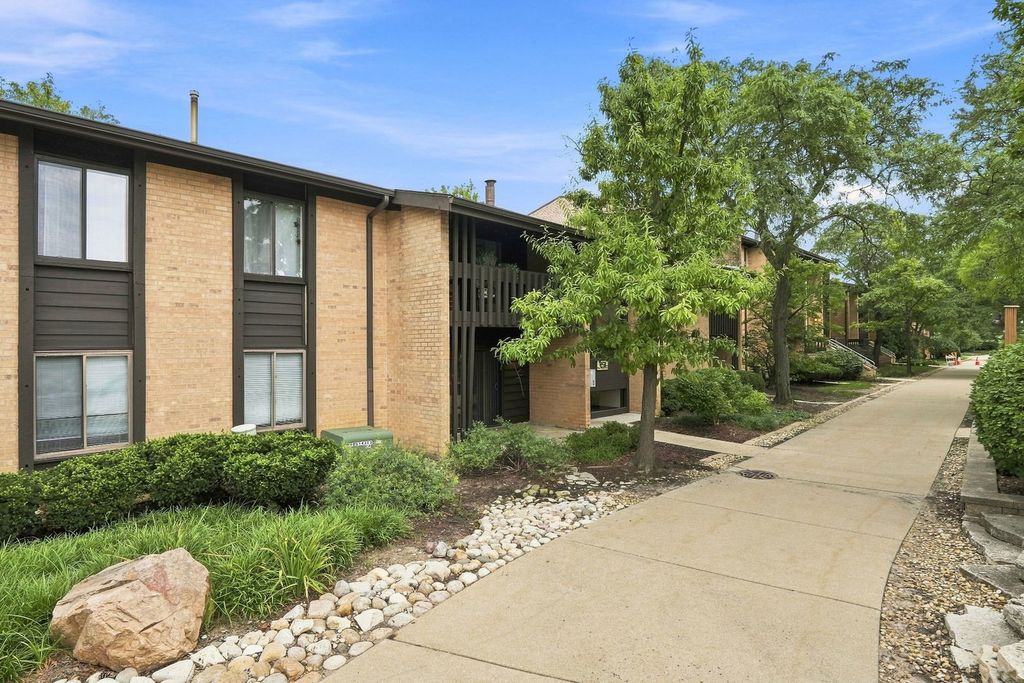 6109 Knoll Wood Road 102, Willowbrook, IL 60527