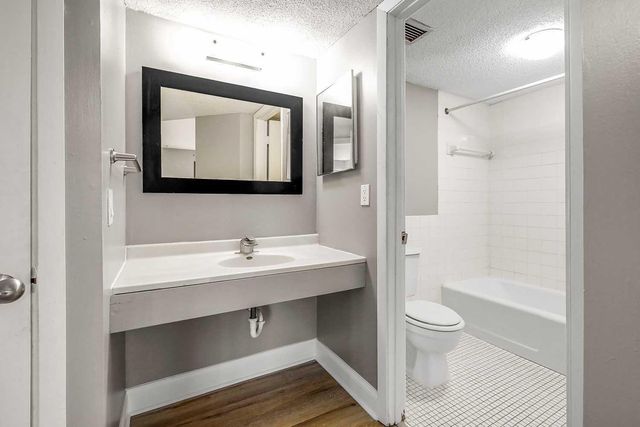 831 Old Settlers Trail 3, Hopkins, MN 55343