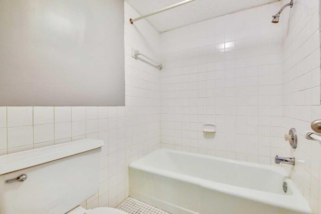 831 Old Settlers Trail 3, Hopkins, MN 55343