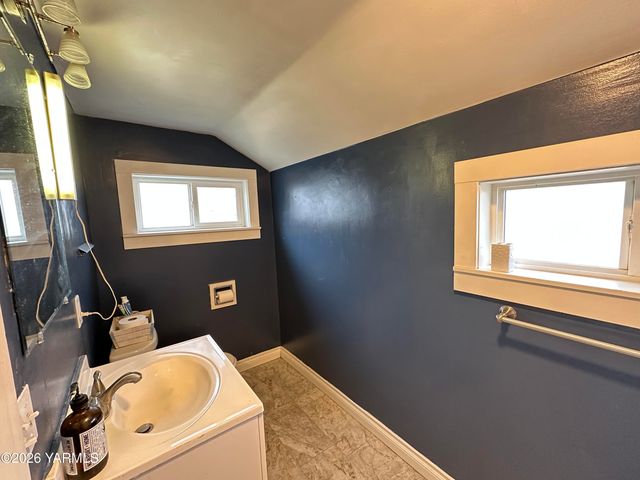 1202 Pleasant Ave, Yakima, WA 98902