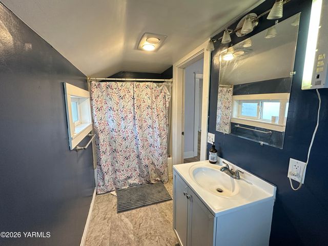 1202 Pleasant Ave, Yakima, WA 98902