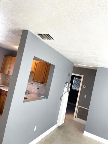 571 Sioux Road, Lake Worth, FL 33462