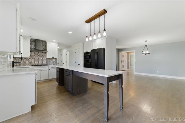 980 Persimmon Court, St. Charles, IL 60174