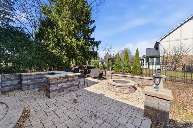 980 Persimmon Court, St. Charles, IL 60174