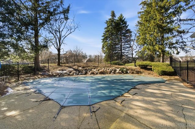 980 Persimmon Court, St. Charles, IL 60174