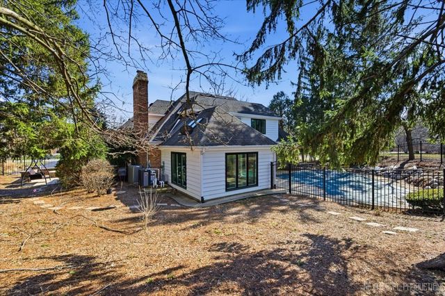 980 Persimmon Court, St. Charles, IL 60174