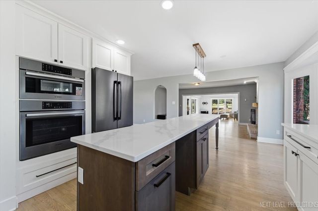 980 Persimmon Court, St. Charles, IL 60174