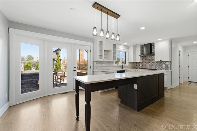 980 Persimmon Court, St. Charles, IL 60174