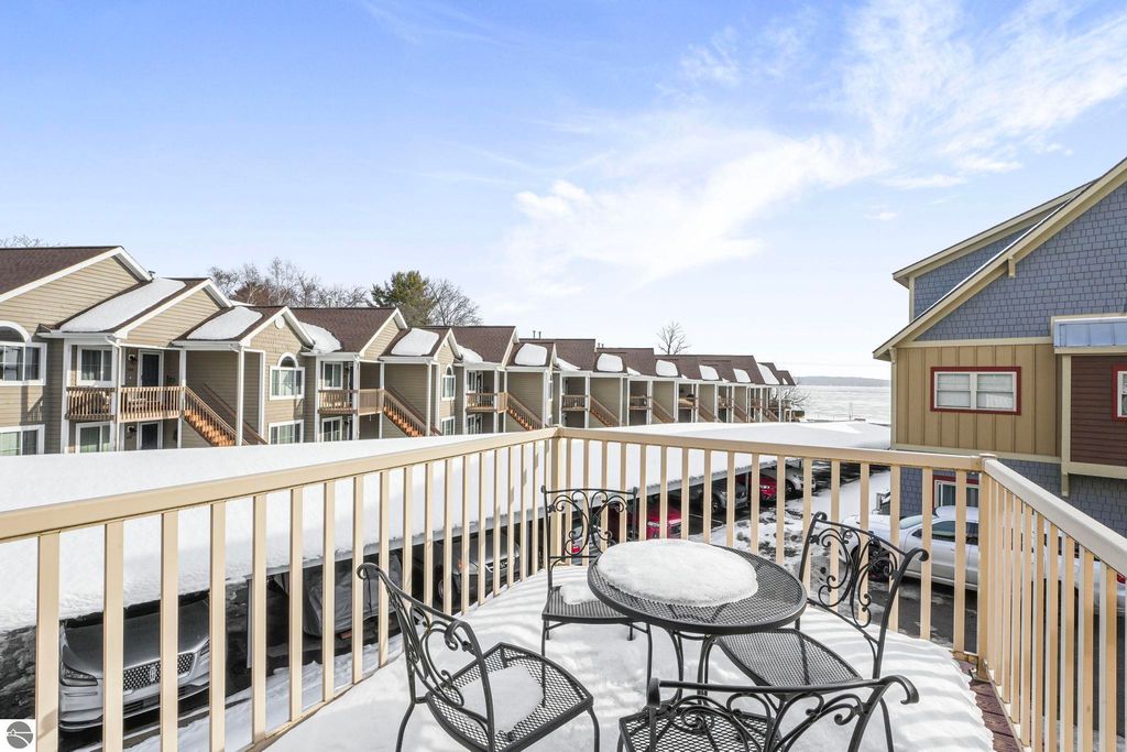 Image 4 of property listing at 13802 S West Bayshore Drive # 9, Traverse City, MI 49684