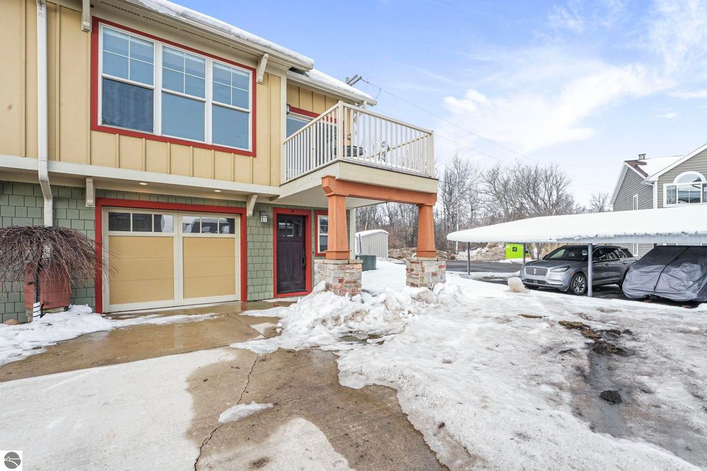 Image 6 of property listing at 13802 S West Bayshore Drive # 9, Traverse City, MI 49684