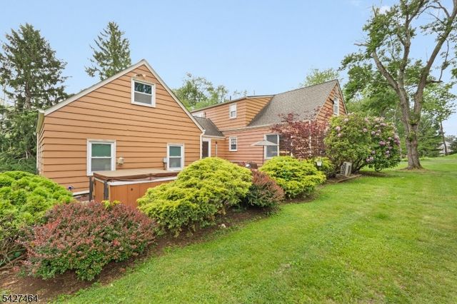 30 Hughes Ln, Watchung Boro, NJ 07069