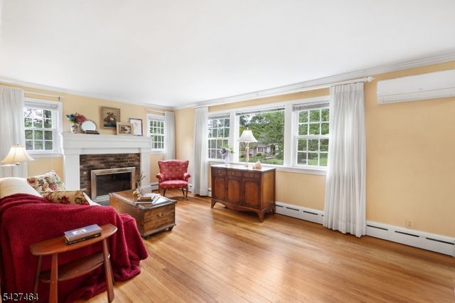 30 Hughes Ln, Watchung Boro, NJ 07069