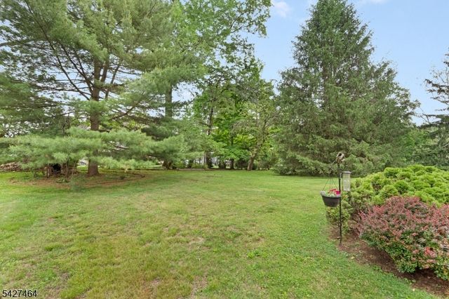 30 Hughes Ln, Watchung Boro, NJ 07069