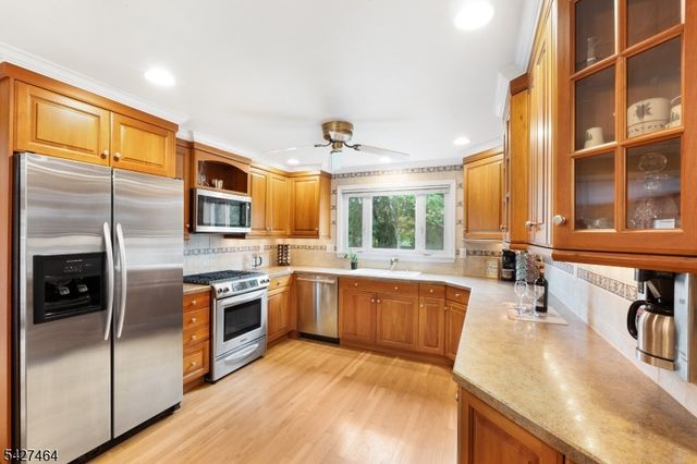 30 Hughes Ln, Watchung Boro, NJ 07069