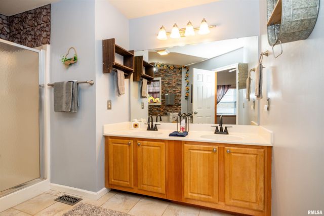 1640 W GENEVA Road, Peoria, IL 61615