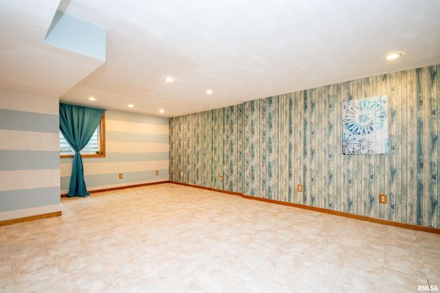 1640 W GENEVA Road, Peoria, IL 61615